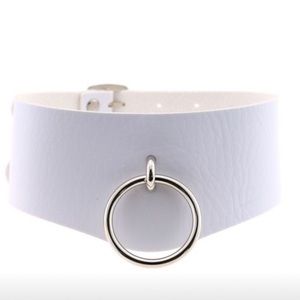 White and silver ring collar